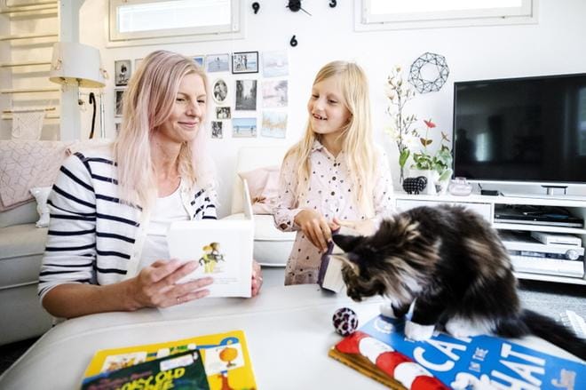 Stella Keltto lukee usein äitinsä Tuulia Kelton kanssa vapaa-ajalla englanninkielisiä kirjoja. Kuvassa lukuhetkessä on mukana myös Myrsky-kissa. KUVAT: KRISTA LUOMA