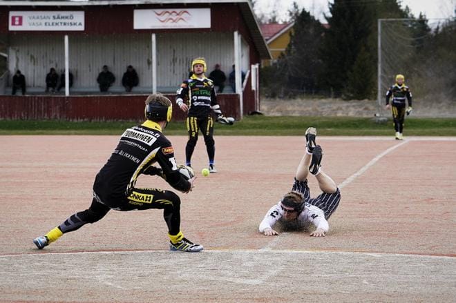 Pallo ehti SiiPen Erno Tuomaisen räpylään aiemmin kuin Viestin Keijo Saarenmaa kolmoselle. Kuva: Samppa Toivonen