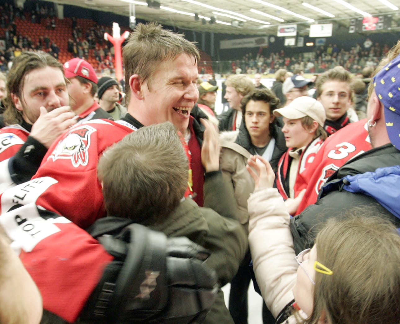Keväällä 2006 Juha Riihijärvi ja Malmön fanit juhlivat nousua Elitserieniin.