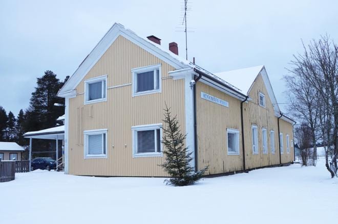 Koronavuosi on hiljentänyt Koskimäen koulun yritystoimintaa niin, että yrittäjä Sari Niemi miettii rakennuksen myymistä tai vuokraamista. KUVA: HENNA NEVALA