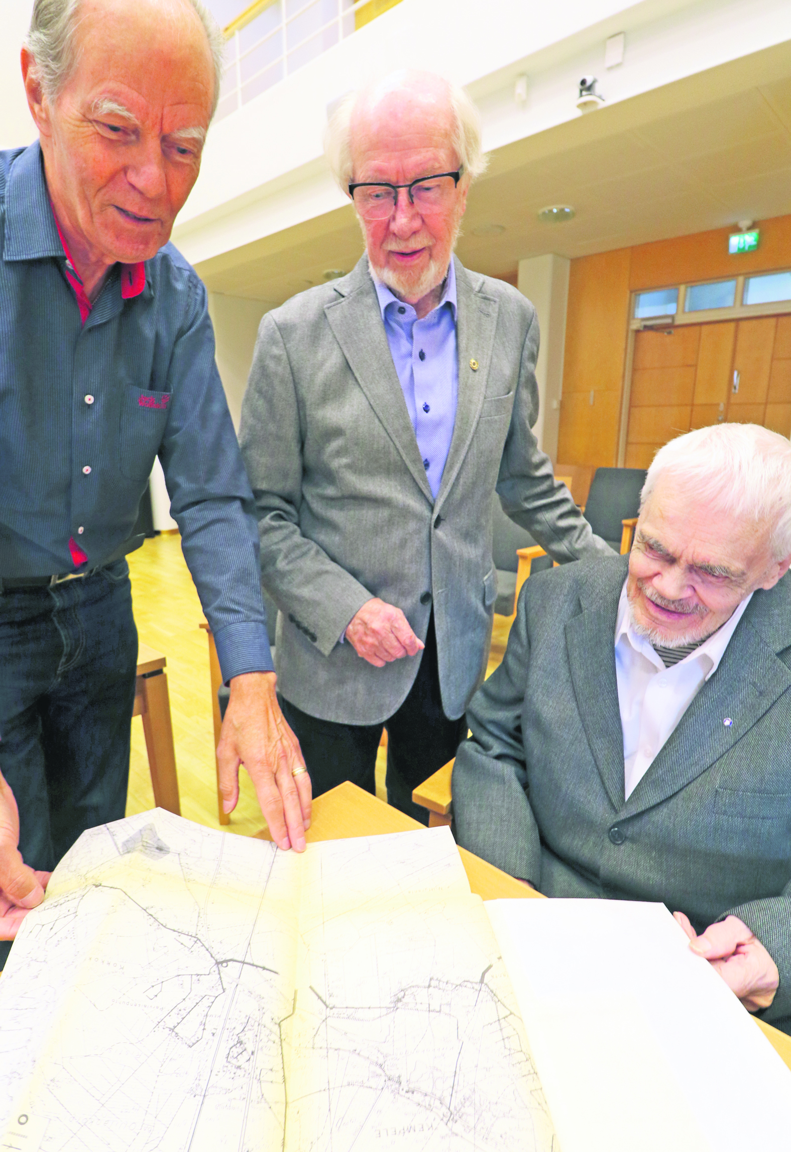Olavi Keinänen (vasemmalla), Juhani Konola ja Risto Riihijärvi tutkivat mielenkiinnolla Kempeleen karttaa 1960-luvun lopulta. Kunta on sen jälkeen muuttunut radikaalisti. Kolmikko oli mukana, kun Kempele alkoi kasvaa.