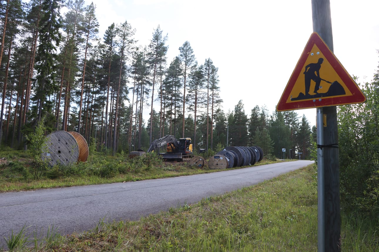 Sähköverkon kaivaminen maan alle on aloitettu Kirvesmiehentiellä heinäkuun puolivälissä.