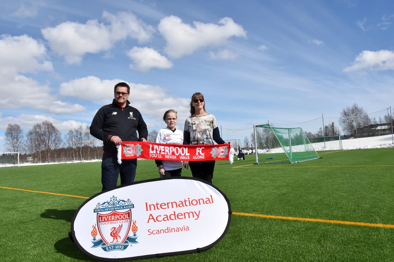 Liverpoolin jalkapallokoulun Suomen koordinaattroi Nicklas Hudd vieraili Kuusamossa torstaina. Sanna Kantola-Tyni ja Jasper Tyni olivat mukana jo kaksi vuotta sitten Kajaanissa pidetyssä jalkapallokoulussa. Tuolta reissulta jäi idea saada vastaava koulu myös Kuusamoon.