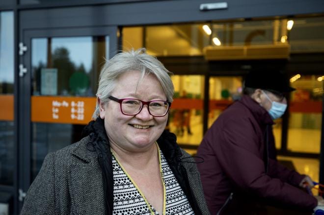 Pirjo Katajan uudella vuodella on perinne - se menee raketteja pelkäävää koiraa rauhoitellessa. KUVA: JOUKO HÄNNINEN