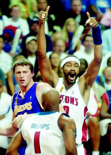 Detroit Pistonsin Rasheed Wallace riemuitsee voitosta.