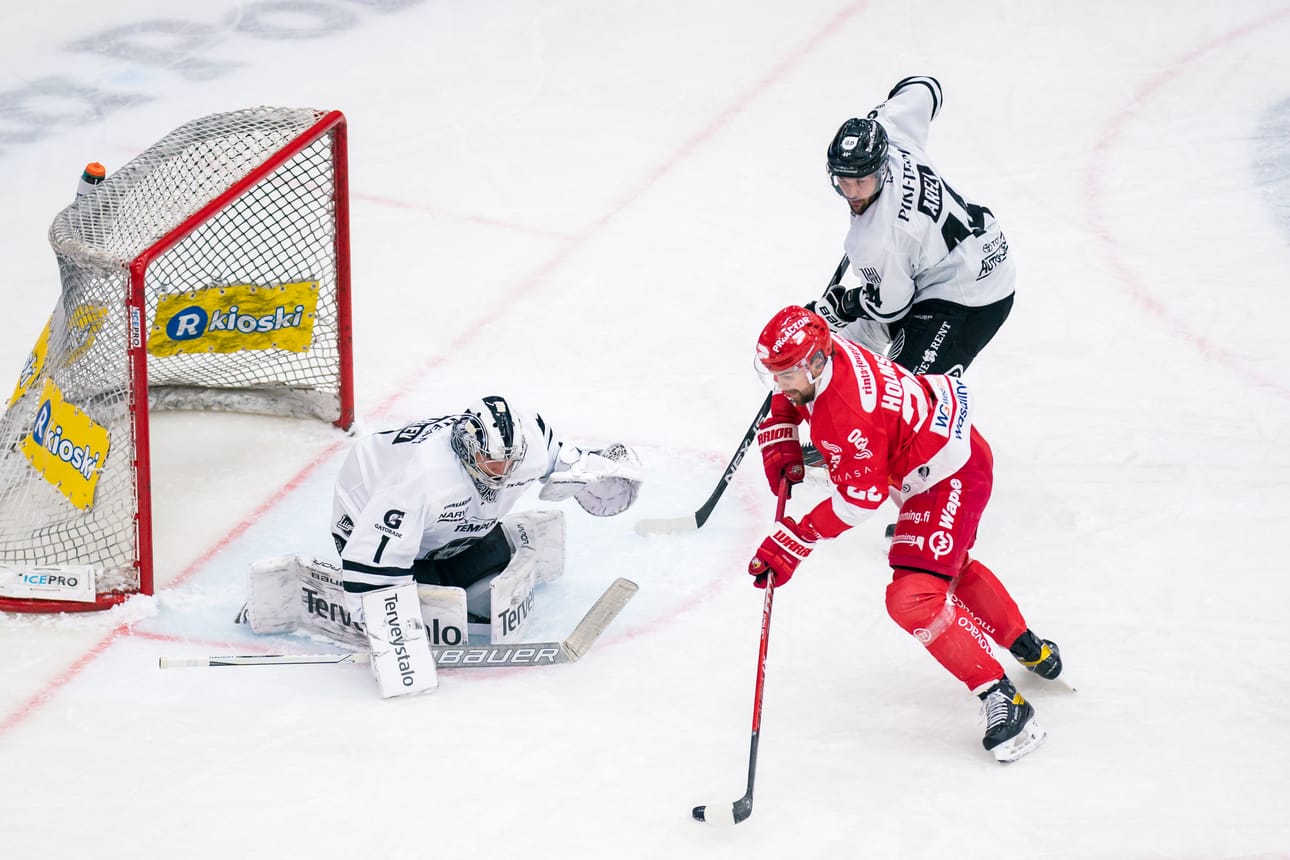 Sportin Axel Holmström ajoi Andrei Karejevin vartioimalle TPS-maalille.
