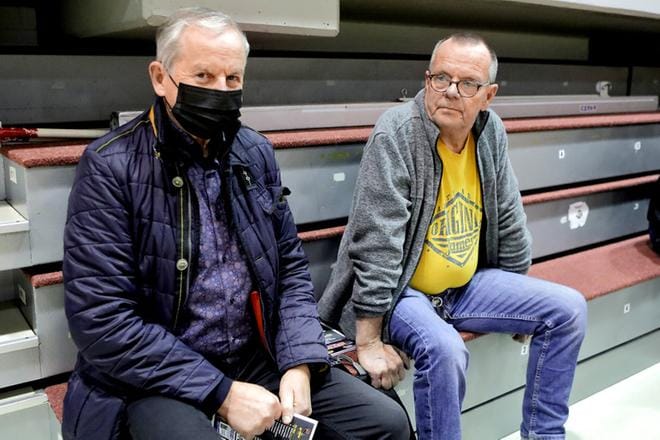 Jukka Nikula (vas.) ja Sauli Kant luottavat Kobrien iskukykyyn, vaikka keskiviikkona kyyti oli kylmää. Kuva: Heikki Hakanen