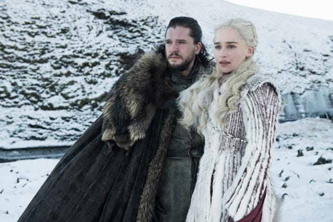 Jon Snow (Kit Harington) ja Daenerys Targaryen (Emilia Clarke) odottavat, mitä Game of Thronesin viimeinen kausi tuo tullessaan. Sarjan seitsemäs kausi esitetään lauantaina kulttuuriyhteisö Rangan tiloissa Seinäjoella klo 17 lähtien. Kaikki huipentuu uuden kauden ensimmäiseen jaksoon. KUVA: HELEN SLOAN/HBO