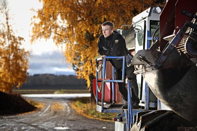 Porkkanasadon korjaaminen on venynyt tänä vuonna myöhälle. – Vielä on kolmasosa porkkanoista pellossa, viljelijä Heikki Kuusisto kertoi alkuviikosta. KUVAT: KARI LÖFHJELM