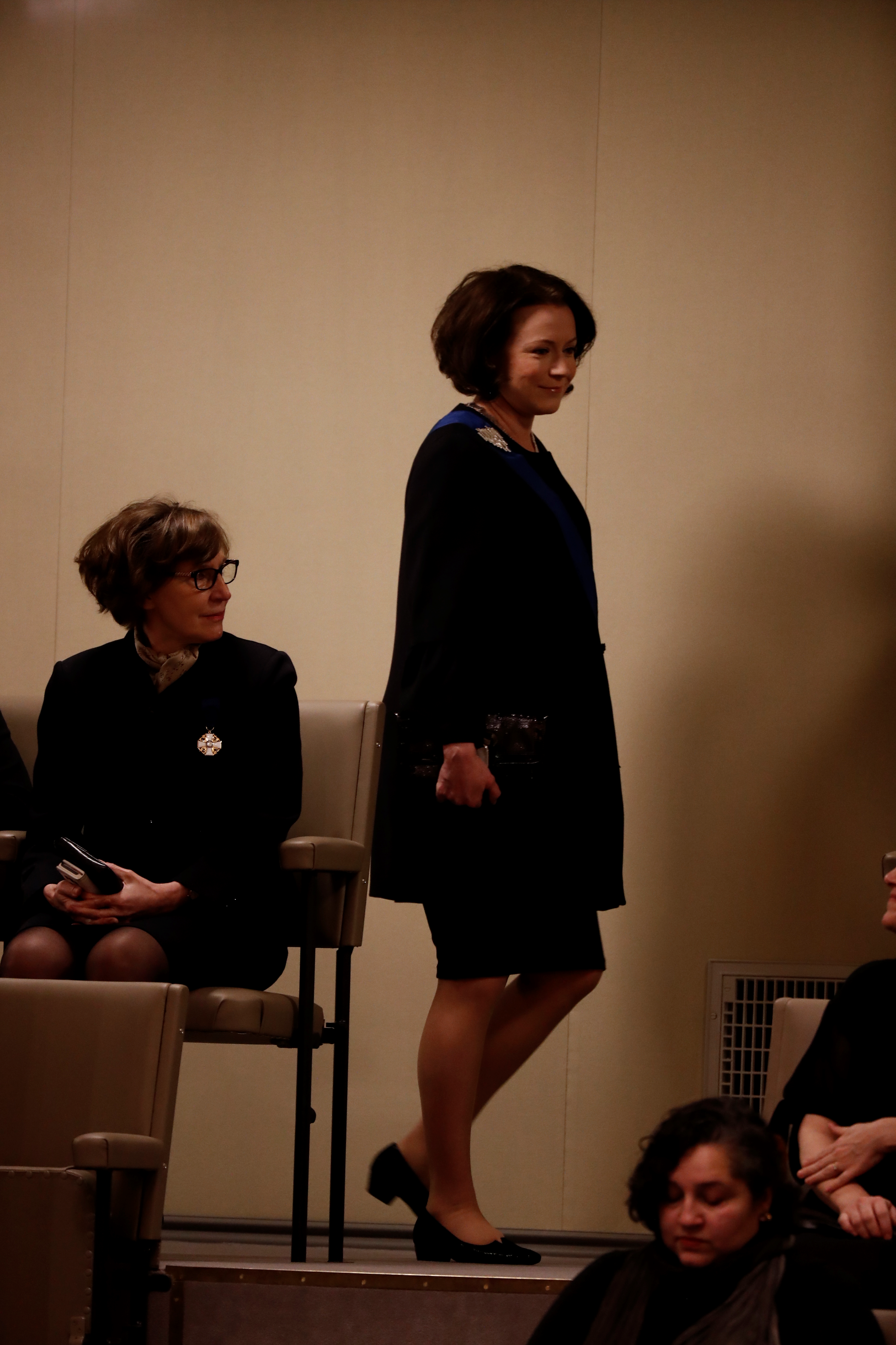 Viimeisillään raskaana oleva Jenni Haukio pukeutui mustaan leninkiin.