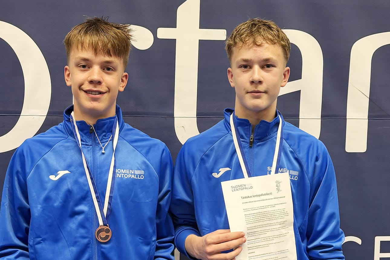 Tuoreet U15-poikien SM-pronssimitalistit Juuso Impiö ja Samu Jolanki pelaavat ArVon miesten edustusjoukkueessa.
