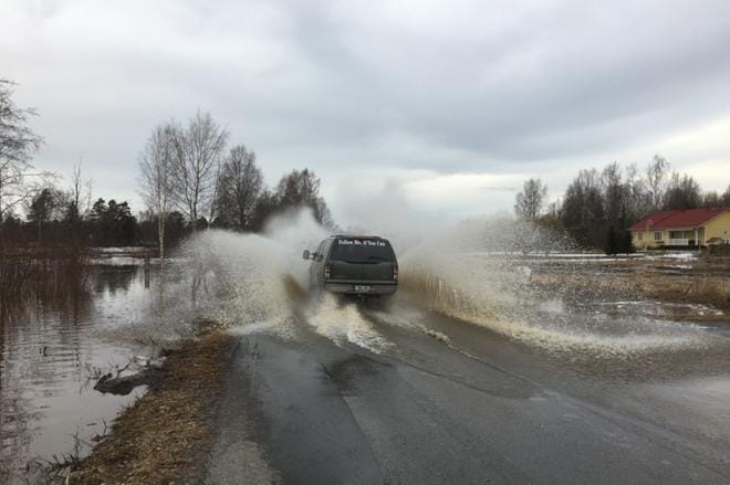 Tulvavesi räiskyy Merikaarrossa. Lukijan kuva: Jaakko Koivusalo
