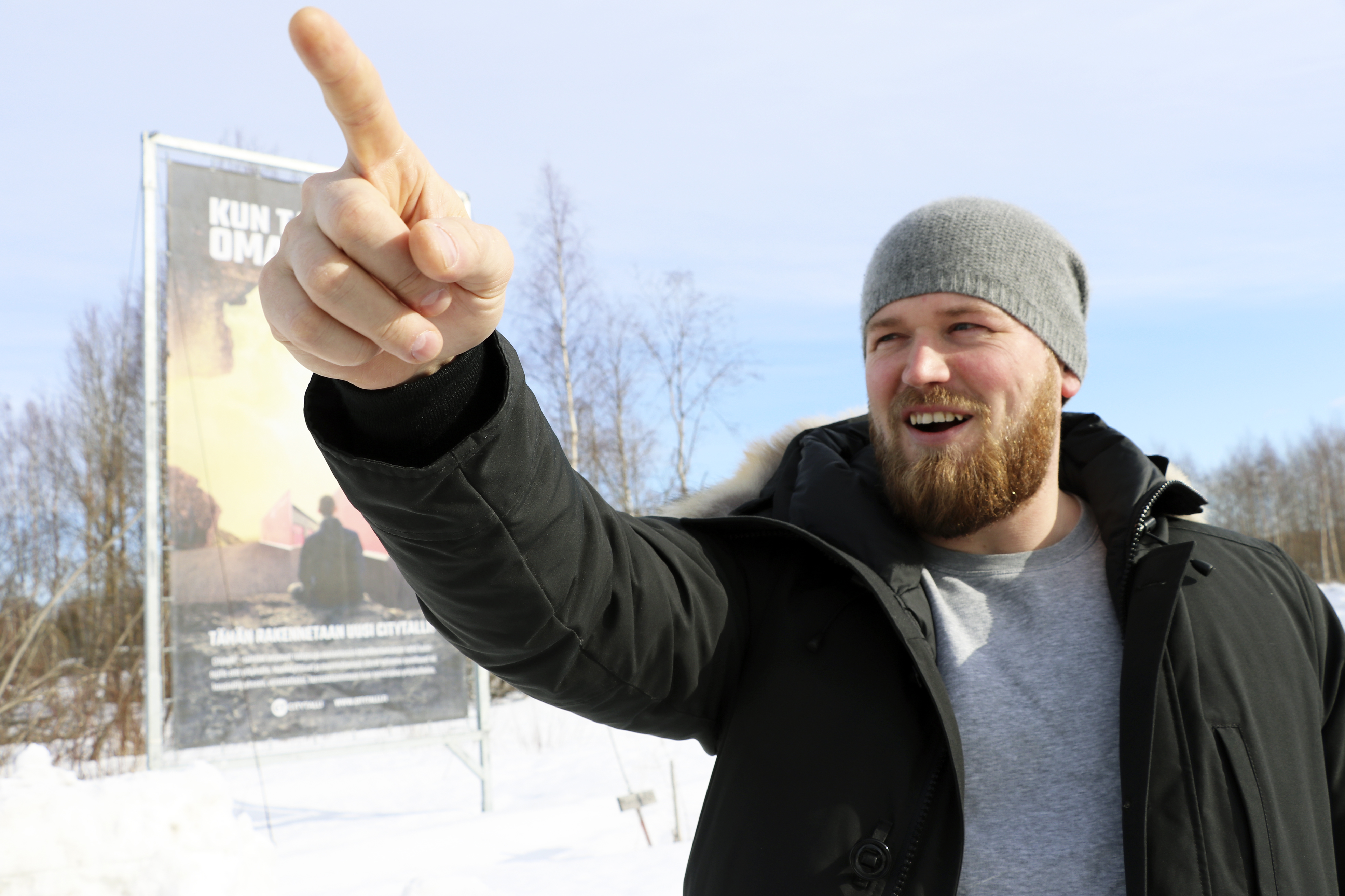Citytalli on rakentamassa Kempeleeseen kahta varastohallia. Toimitusjohtaja Teuvo Pakanen viittelöi, mihin toinen halli rakennetaan. Ensimmäinen 
nousee hänen takanaan olevalle tontille ensi syksyksi.