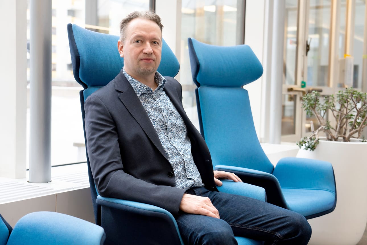 Elisan Pohjois-Suomen aluejohtaja Markus Ahokangas vinkkaa perehtymään esimerkiksi erilaisiin salasanasovelluksiin tietoturvansa parantamiseksi.
