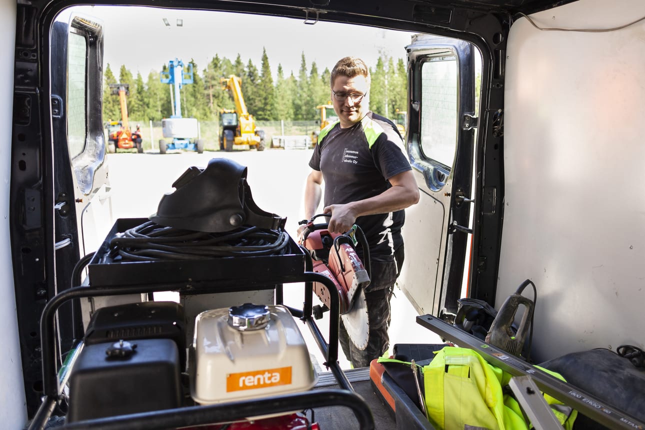 Kuusamon Rakennuspalveluiden yrittäjä Matti Mustonen vuokrasi aggregaatin ja timanttisahan.