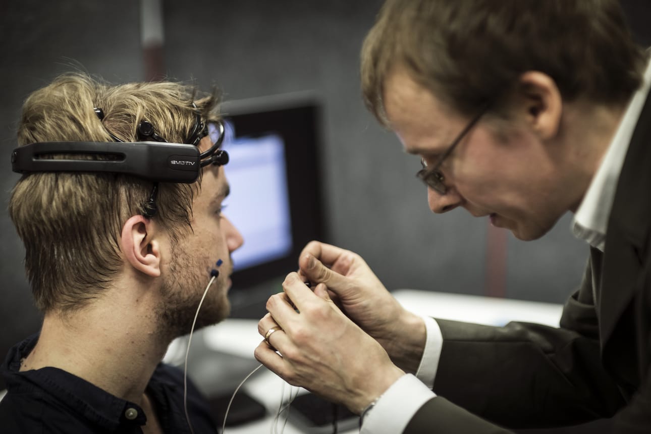 Arttu Niemelä testaa Emotiv-pääpantaa, jonka avulla seurataan hänen tunnetilojaan virtuaalikonsertin aikana. Mikko Rajanen asettaa Niemelän ihoon myös sensoreita, jotka kertovat kasvojen liikkeistä, kuten hymyilystä ja kulmien kurtistamisesta.