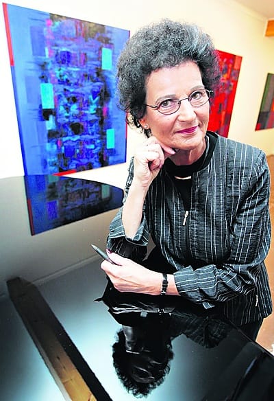 Taiteilija Terttu Jurvakainen rakastaa yli kaiken valoa ja aurinkoa.