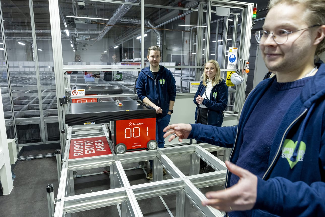 Arinan verkkokaupan kehityspäällikkö Arttu Viholainen (vas.), Prismajohtaja Anna Kela ja keräilykeskuksen päällikkö Taneli Kastikainen esittelivät uusia keräilyrobotteja.
