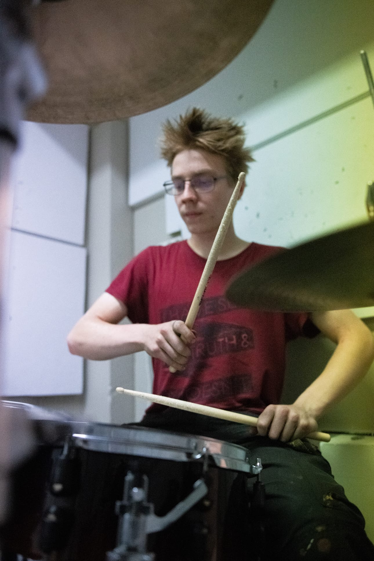 Taivalkoskelta Kuusamoon opiskelemaan saapunut Raino Vesterinen on musiikkimiehiä. Hän kertoo viihtyneensä kaupungissa hyvin ja toivoo uuteen nuorisotaloon hyvin äänieristettyä musiikkiluokkaa.