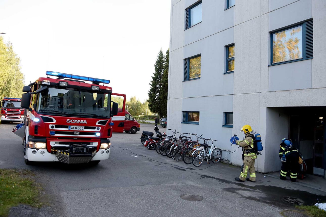 Raahen palokunta pysäytti Ollinsaaressa kerrostaloasunnossa syttyneen tulipalon alkutekijöihinsä. Alakerran asunnon asukas sai ensiavun nopeasti.