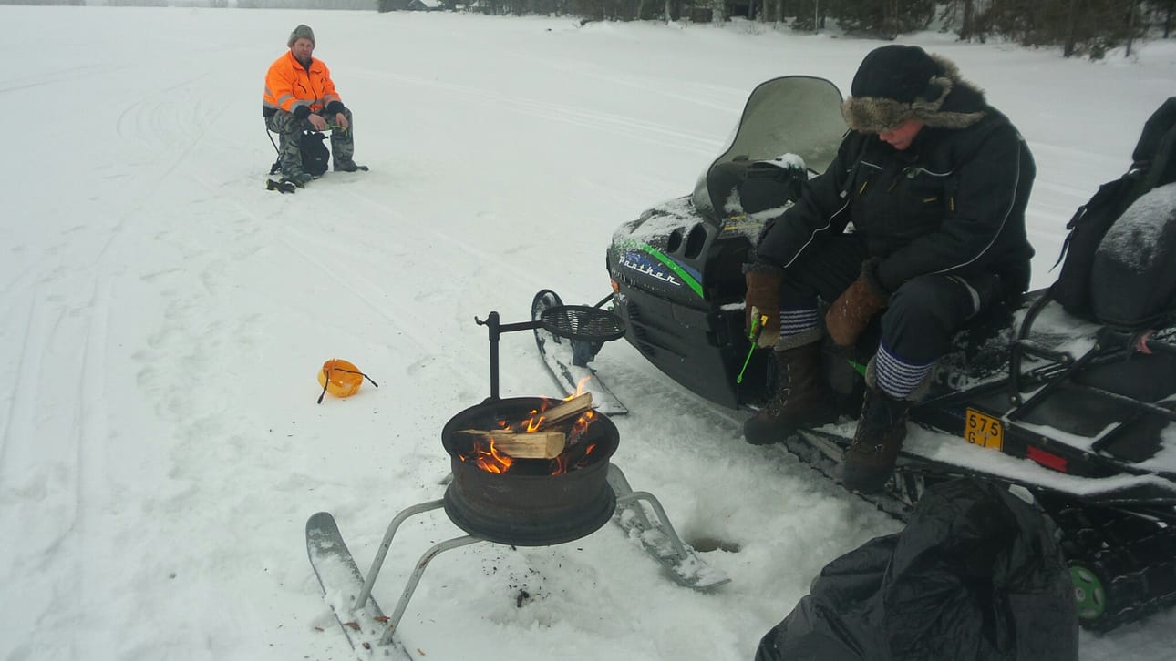 Pilkkillä Ylikitkalla. Tulet valmiina. Saalis heti ritilälle. Posio Ylikitka.