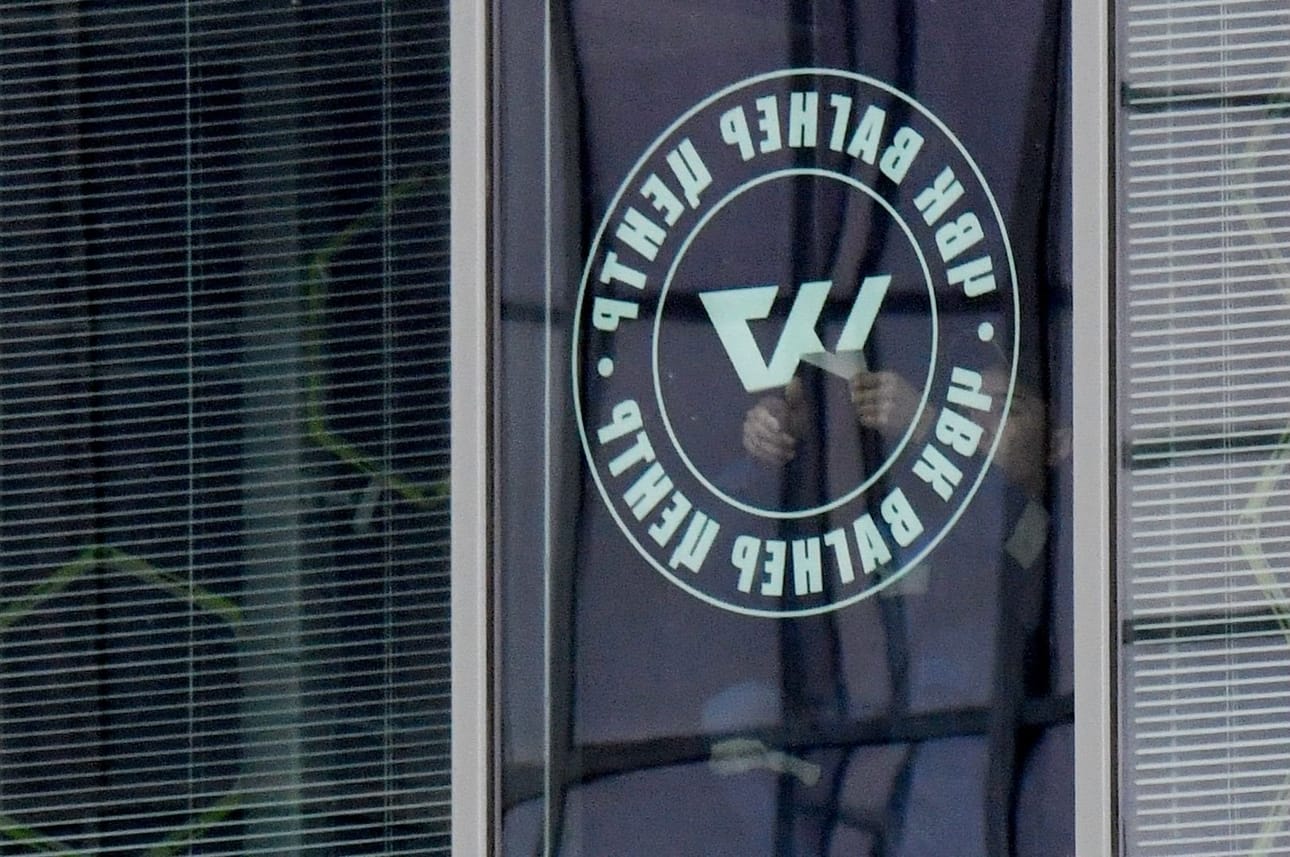 Kapinan jälkeen Venäjä on alkanut toimia Wagnerin omistajan Jevgeni Prigozhinin taloudellisia etuja vastaan. Kuva PMC Wagnerin suljetulta toimistolta Pietarista. LEHTIKUVA / AFP