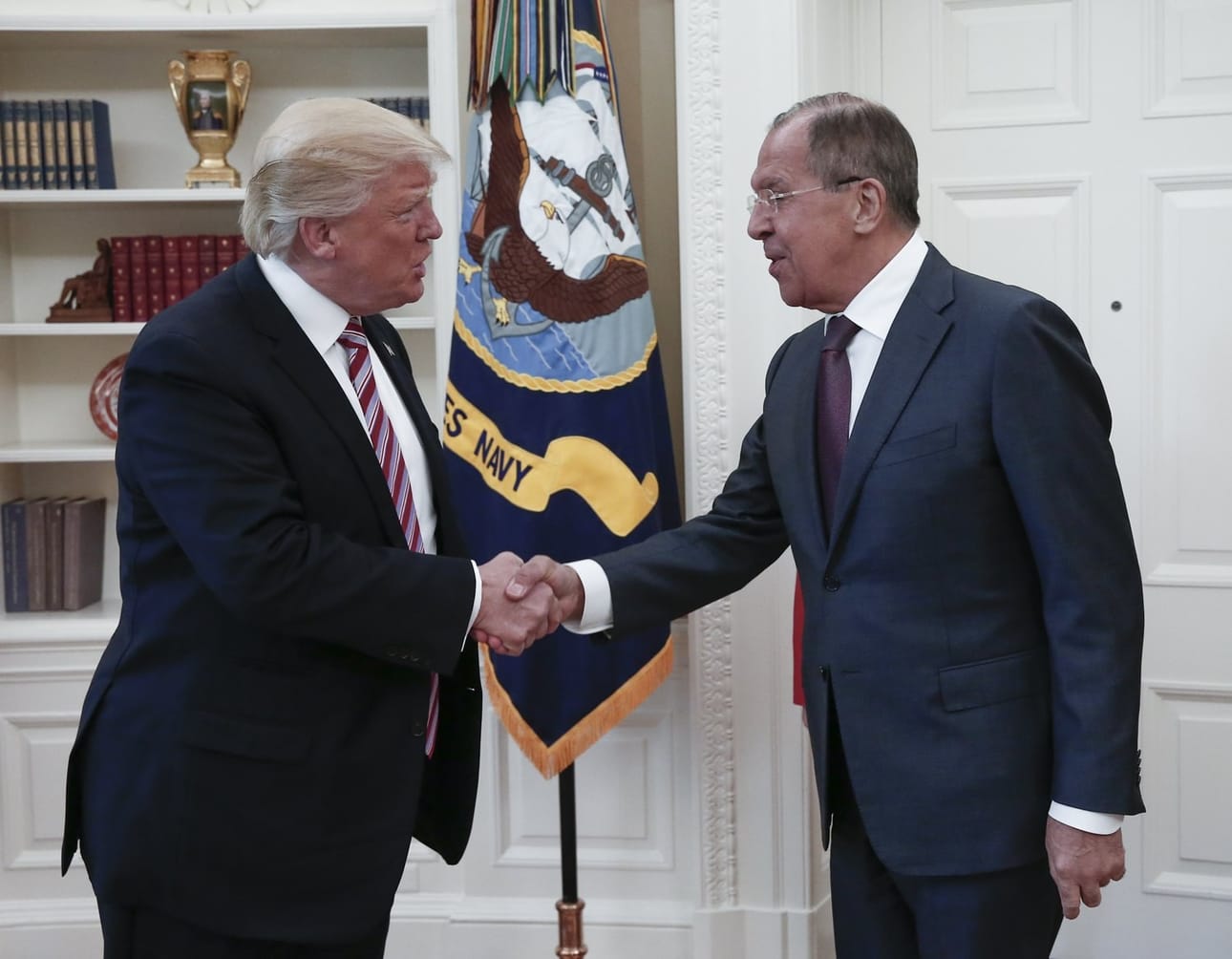 Donald Trump ja Venäjän ulkoministeri Sergei Lavrov kättelivät Valkoisessa talossa viime viikolla.
