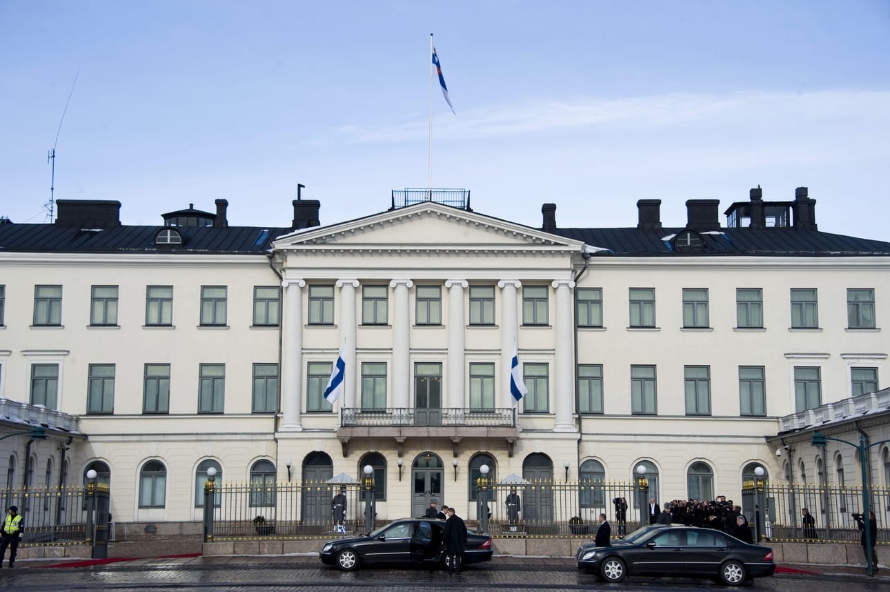 Suomen tasavallan presidentin toimikausi kestää kuusi vuotta. Sunnuntaikäräjät pohtii, onko presidentin toimikausi Suomessa sopivan mittainen.