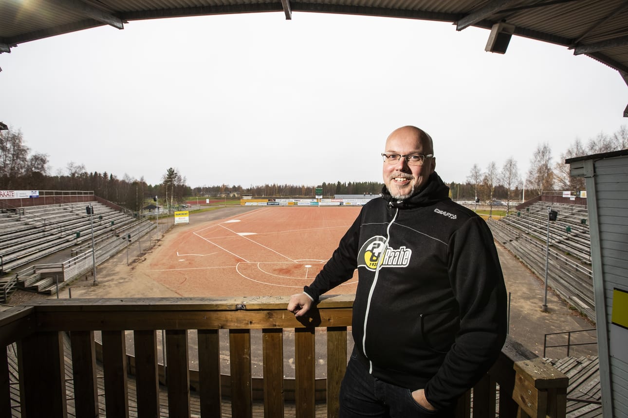 Pattijoen Urheilijoiden uusi puheenjohtaja Jari Suonvieri katsoo erittäin luottavaisena tulevaan. Seuran talous on mukavassa tasapainossa.