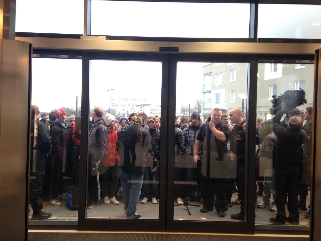 Ostoskeskus Goodmanin avajaisissa jonottaminen aiheutti hämminkiä.
