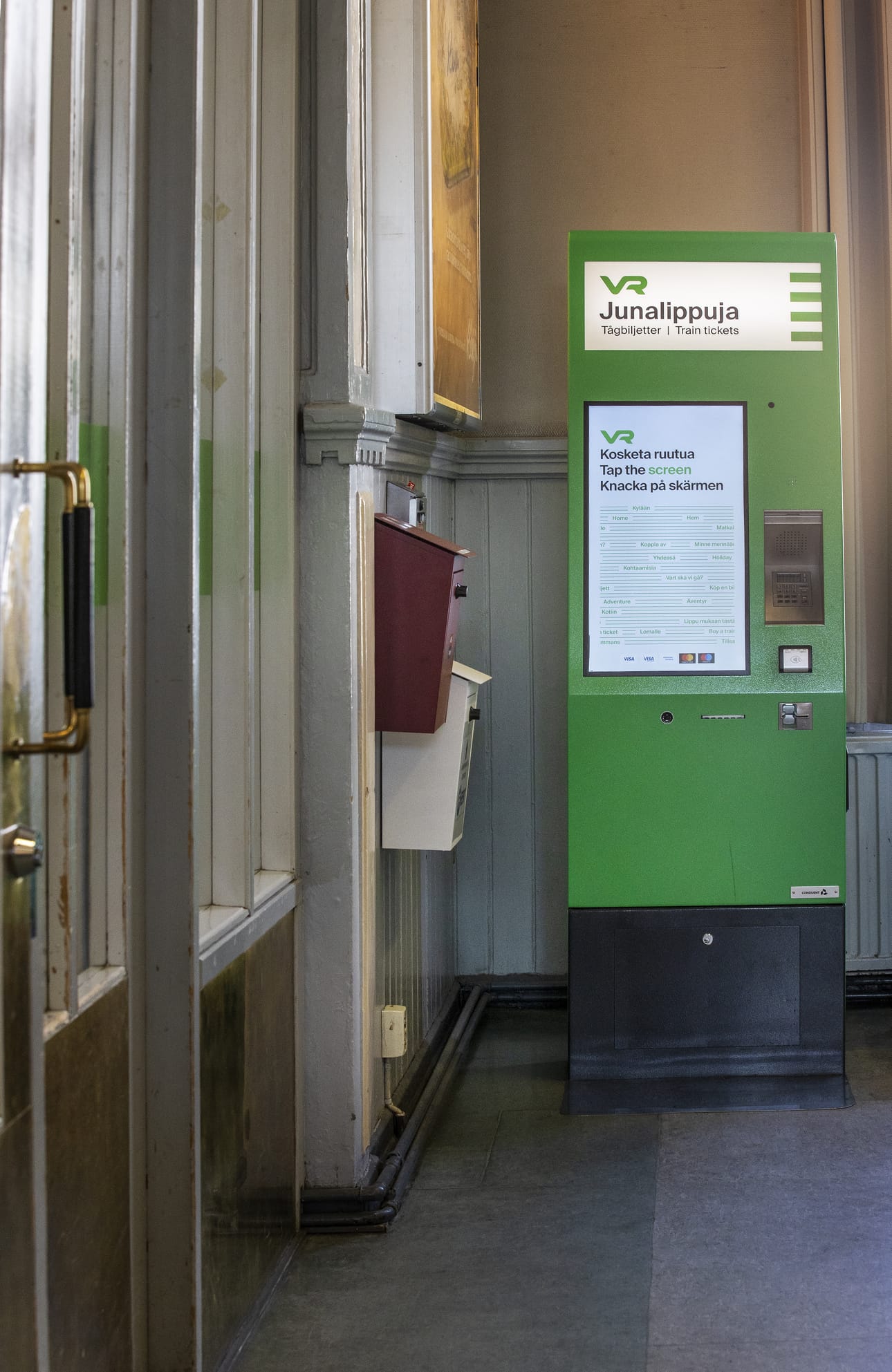 Oulun asemalla automaatit sijaitsevat asemarakennuksen sisällä. Arkistokuva vuodelta 2020.