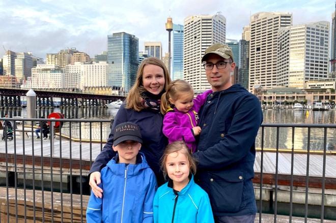 Sanna, Aapo, Nooa, Selma ja Viena Kaivosoja ovat viihtyneet mainiosti Australiassa. Kuvassa perhe Darling Harbourin satamassa Sydneyssä heinäkuussa. KUVA: KAIVOSOJIEN KOTIALBUMI.