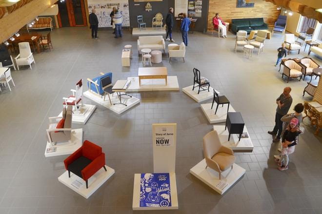 Huonekalunäyttely ja pop up -myymälä ovat sulassa sovussa Sellan aulassa. KUVA: JAANA ALA-LAHTI