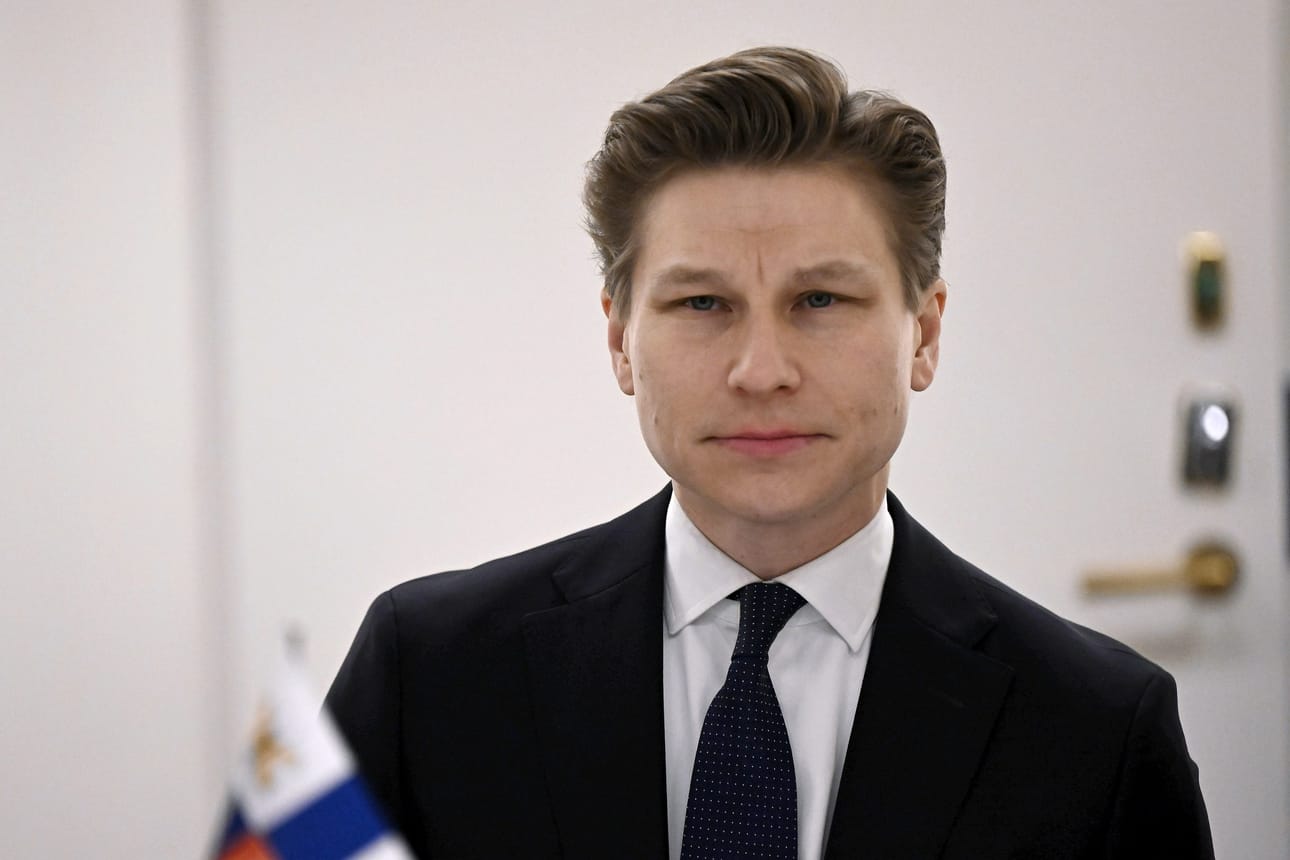 Puolustusministeri Antti Häkkänen (kok.) kertoi viime toukokuussa, että Suomessa selvitetään ratkaisua TNT:n eli trotyylin saannin turvaamiseksi. LEHTIKUVA / Emmi Korhonen