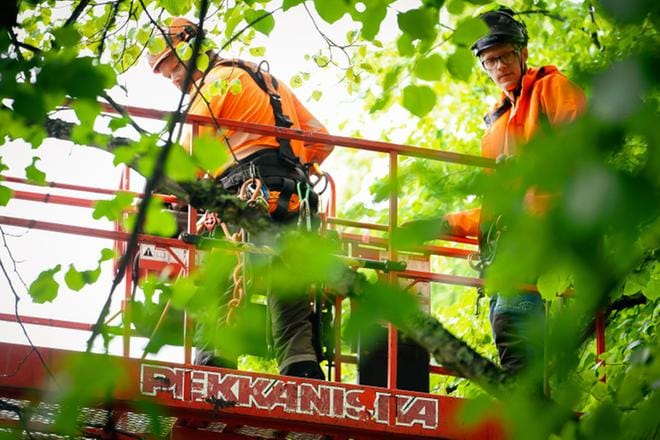 Jukka Komsi ja Mikko Ahonpää viettävät työpäivänsä nosturin nokassa. Liikenteen ja alhaalla kulkevien ihmisten lisäksi työturvallisuuteen pitää kiinnittää huomiota. KUVA: SAMPPA TOIVONEN