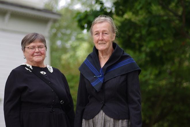 Perinnepukuihin olivat sonnustautuneet muun muassa alajärveläiset Eeva Koivisto (vas.) ja Anna-Liisa Belov. KUVAT: TEEMU NIEMELÄ