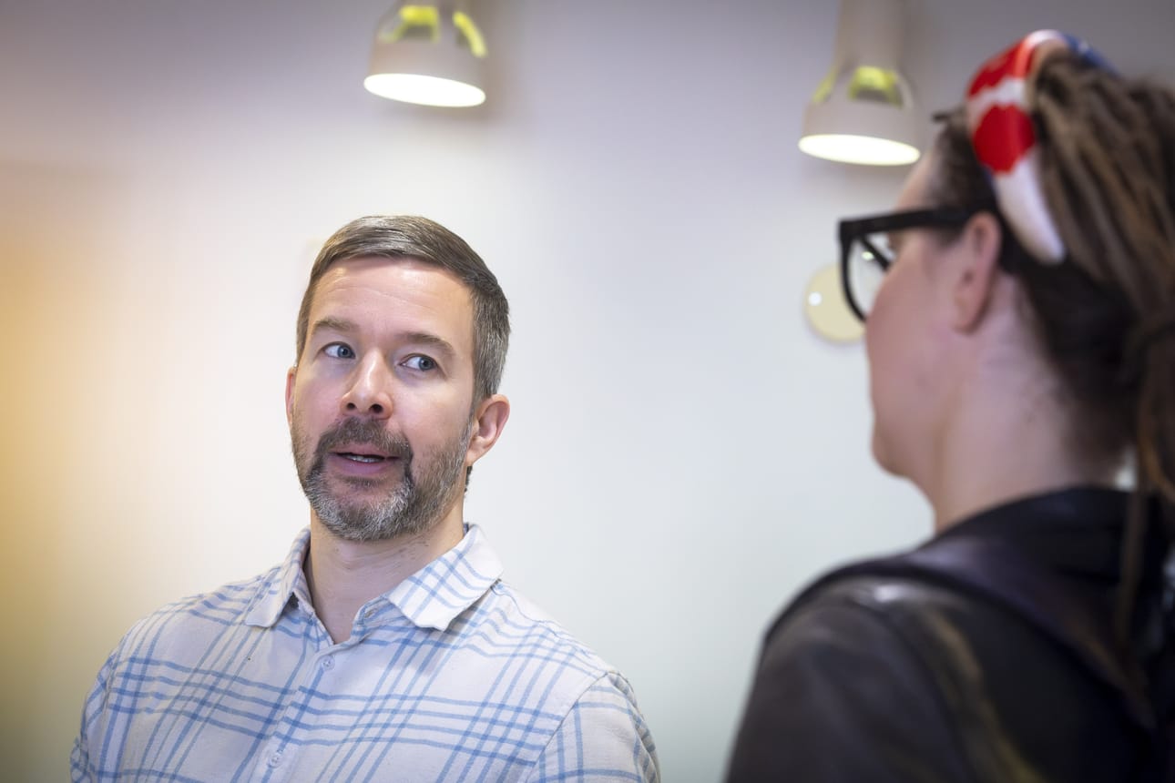 Vaasan asuntopäällikkö Jonas Nylénin mielestä Vaasa tarvitsisi 500 kohtuuhintaista asuntoa heti. Nyléniä jututti asunnottomien yön tapahtumassa vihreiden kaupunginvaltuutettu Lotta Alhonnoro.