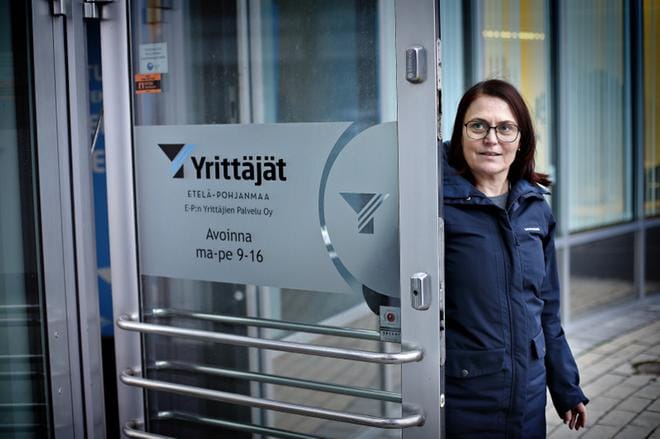 E-P:n Yrittäjien omistajanvaihdosasiantuntija Aila Hemminki kehottaa yrittäjiä ottamaan yhteyttä asiantuntijoihin aina, kun ryhtyy miettimään ja valmistelemaan omistajanvaihdosta. KUVA: TOMI KOSONEN