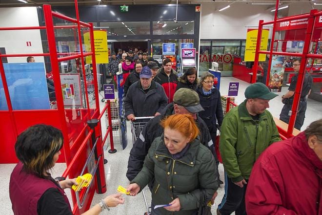 Yli tuhat vaasalaista jonotti Tokmannin avajaisissa jaettuja ilmaisämpäreitä marraskuussa 2014. Kuva: Jaakko Elenius
