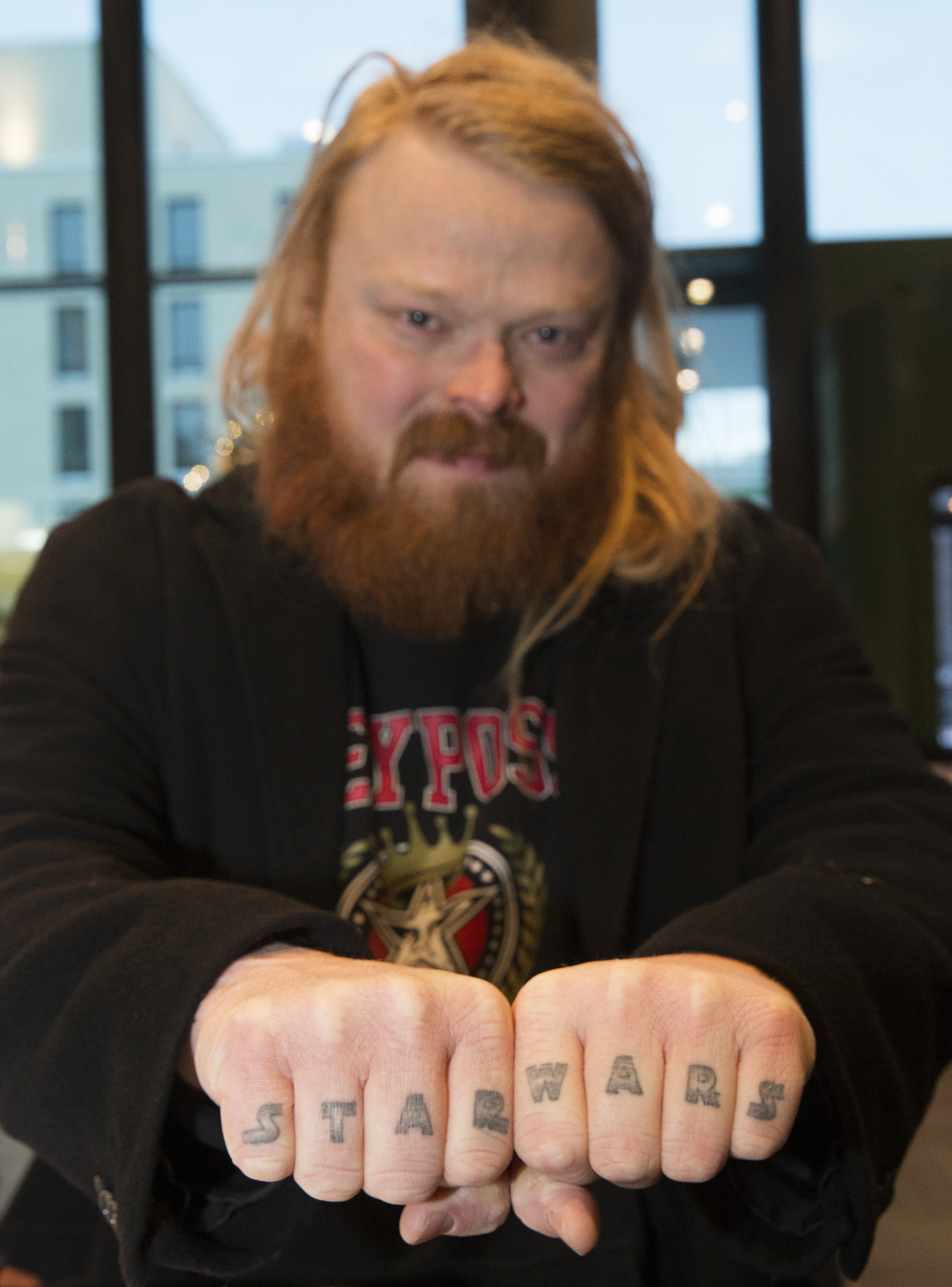 Anssi Vieruaho on tatuoinut elokuvan nimen sormiinsa. "Kolmenkympin kriisissä hankin tämän", Vieruaho nauraa.