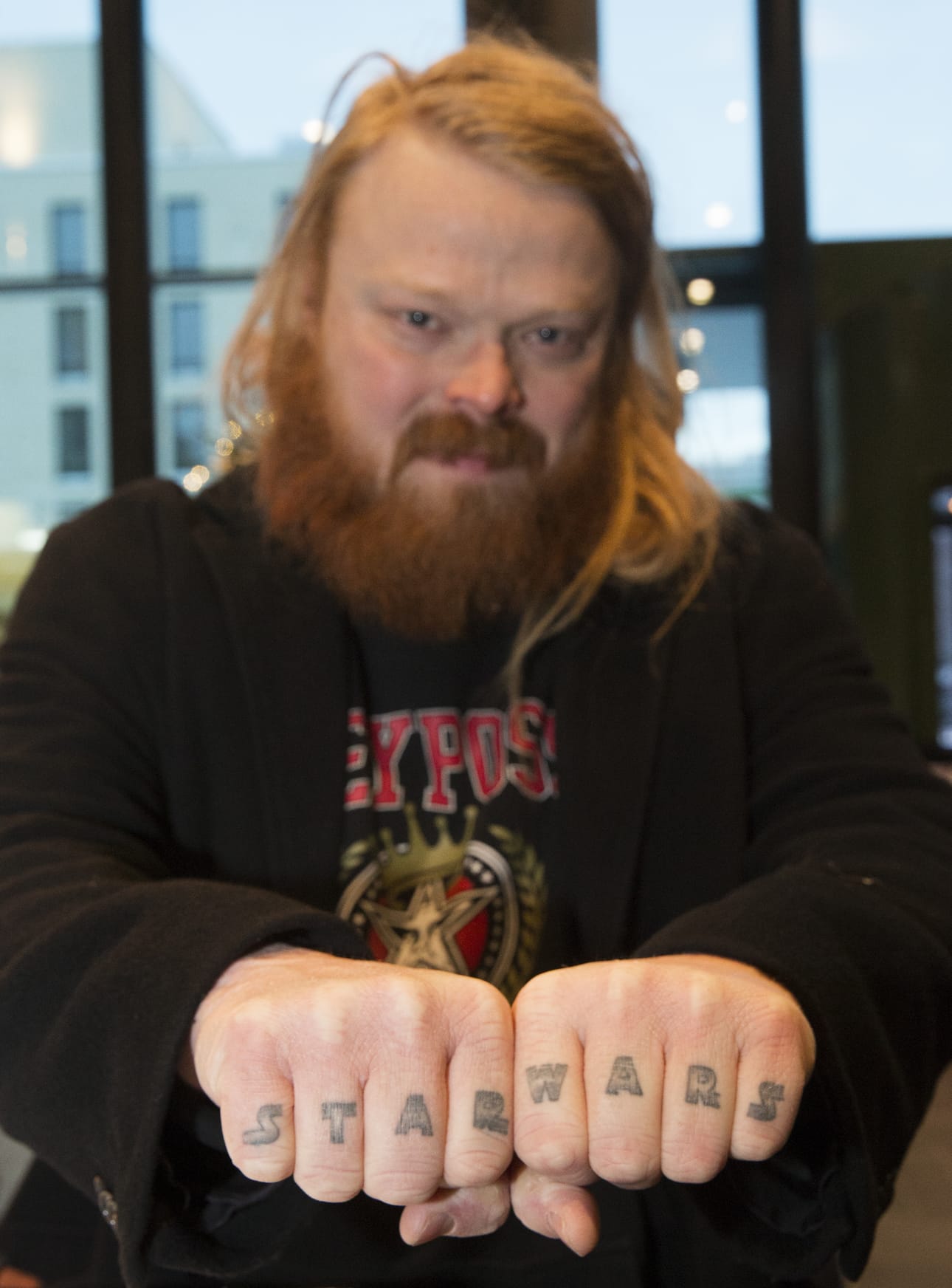 Anssi Vieruaho on tatuoinut elokuvan nimen sormiinsa. "Kolmenkympin kriisissä hankin tämän", Vieruaho nauraa.