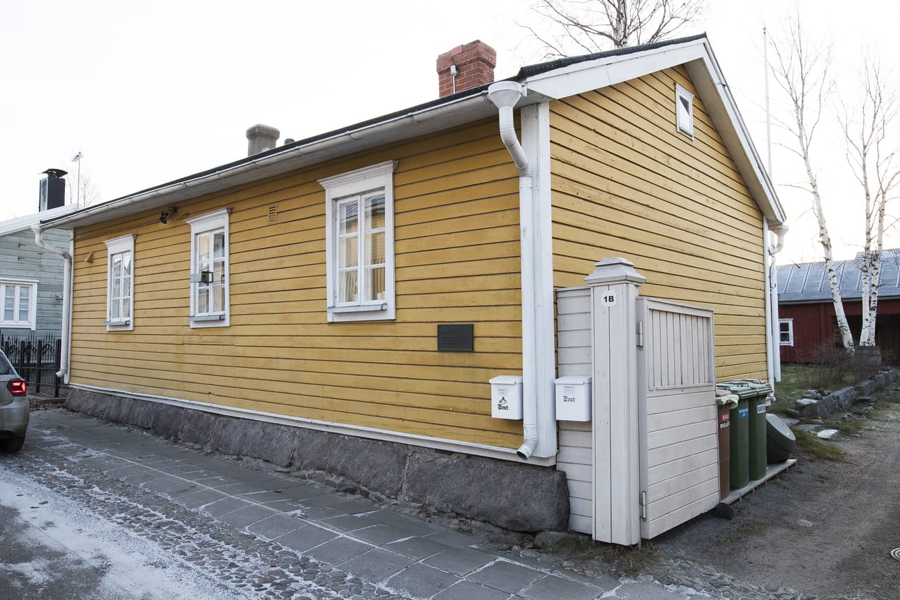 Ikkuna 20 avautuu entisessä tupakkatehtaassa osoitteessa osoitteessa Cortenkatu 1 B. Olli ja Sirkka Heiskanen ostivat kiinteistön vuonna 1996. Heille myönnettiin Viisikanta-palkinto talon peruskorjauksesta vuonna 2008.