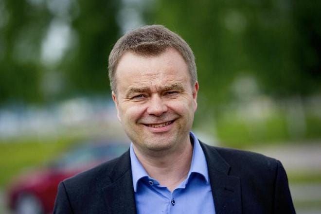 Kokoomuksen varapuheenjohtaja Janne Sankelo tahtoo jatkokaudelle. Kauhavalla mies heiluttaa valtuuston puheenjohtajan nuijaa. KUVA: JAAKKO ELENIUS