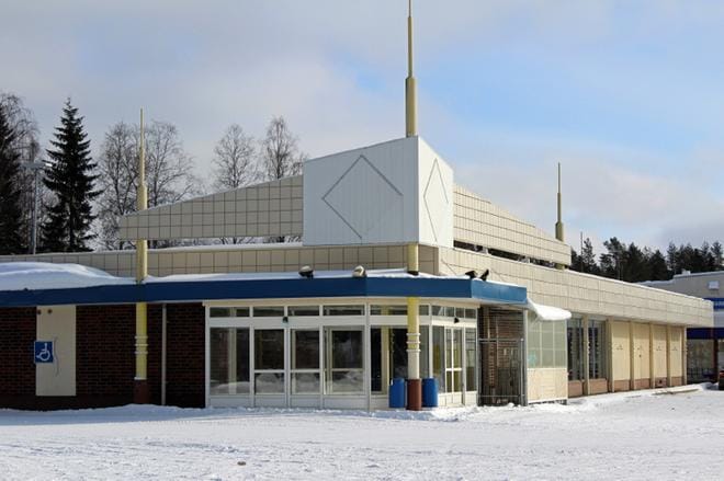 Ähtärin keskustassa sijaitseva, pitkään kauppaliikkeenä palvellut kiinteistö on myynnissä, ja tarjouksia tuli nyt kolmelta taholta. KUVA: TARJA RIIHIMÄKI