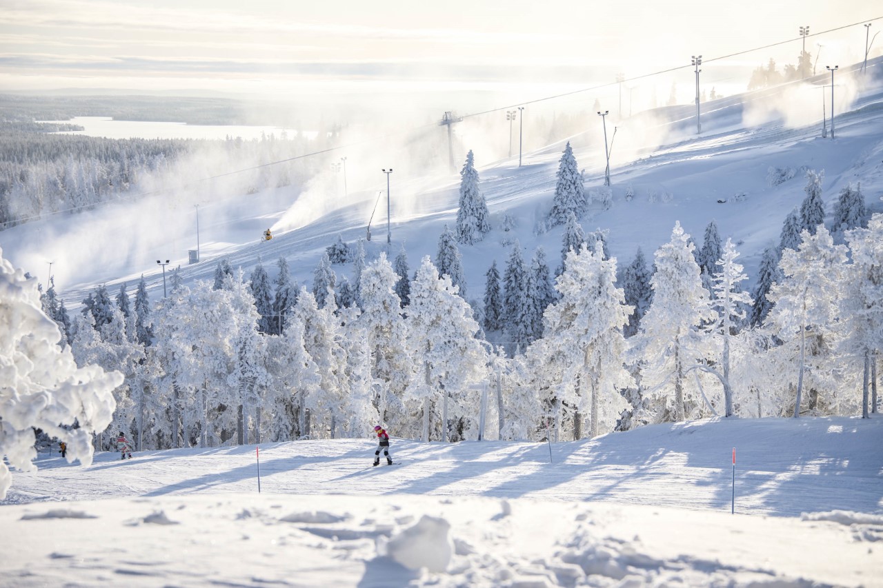 Lauantaina avajaisissa sää suosi laskettelua, valkoinen Ruka loisti talvisissa puitteissa.
