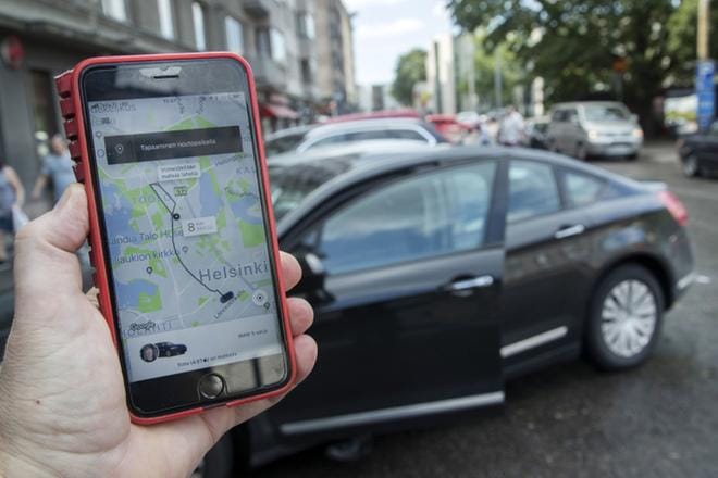 Uber-taksit aloittivat viime heinäkuussa liikennöinnin vuoden tauon jälkeen Suomessa. Tällä hetkellä toimintaa on vain pääkaupunkiseudulla.Kuva: Mauri Ratilainen/Com.pic