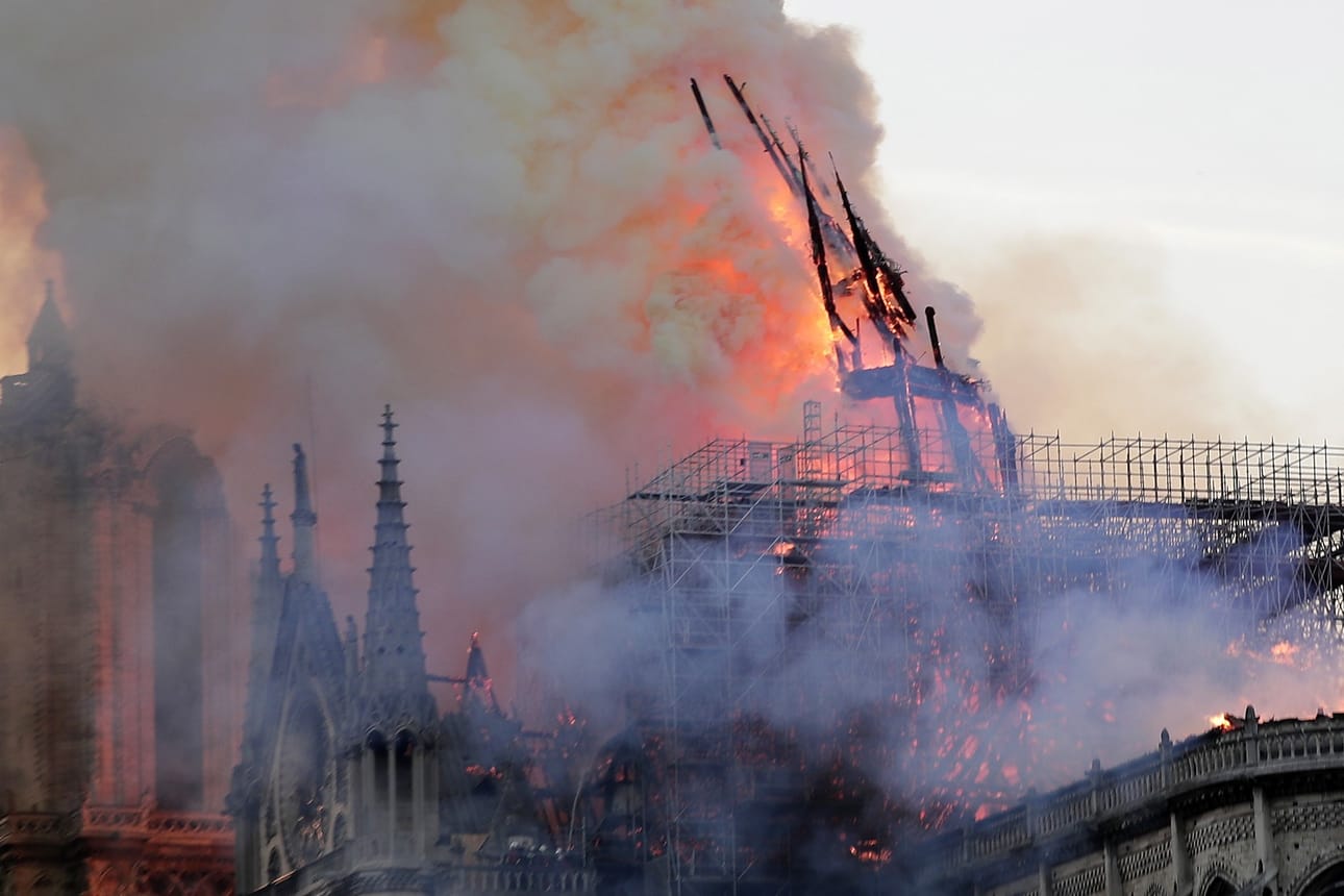 Tuli tuhosi katon, ja yksi kirkon torneista romahti. Notre Dame on yksi Pariisin maamerkeistä ja suosituimmista turistikohteista.
