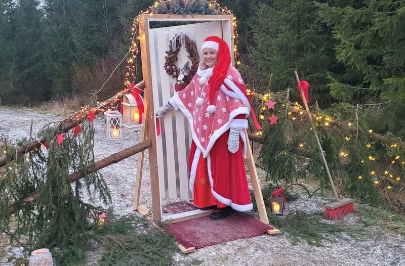 Alakylän kyläyhdistyksen puheenjohtaja Sini Sippola raotti viimevuotisessa tapahtumassa tonttuovea, josta asuttiin vaellusreitille.