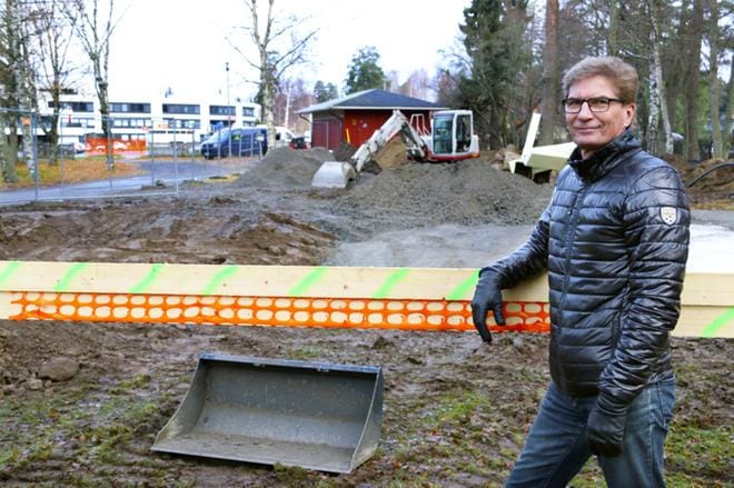 Hannu Huilla esittelee uuden saunarakennuksen mittavaa työmaata. Taustalla siintää Sorsanpesä. Kuva Tero Hautamäki