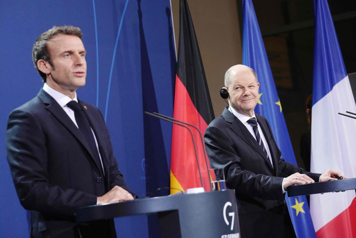 Ranskan presidentti Emmanuel Macron (vas.) ja Saksan liittokansleri Olaf Scholz (oik.) kertoivat tiedotustilaisuudessa Berliinissä, että maat pyrkivät yhdessä tilanteen lieventämiseen. LEHTIKUVA/AFP